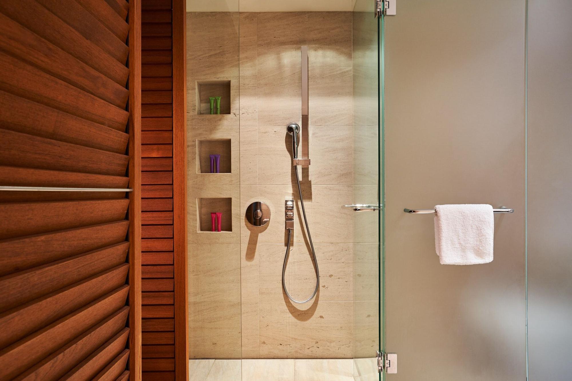 Do&Co Hotel Wien Exteriör bild A shower with a shower door