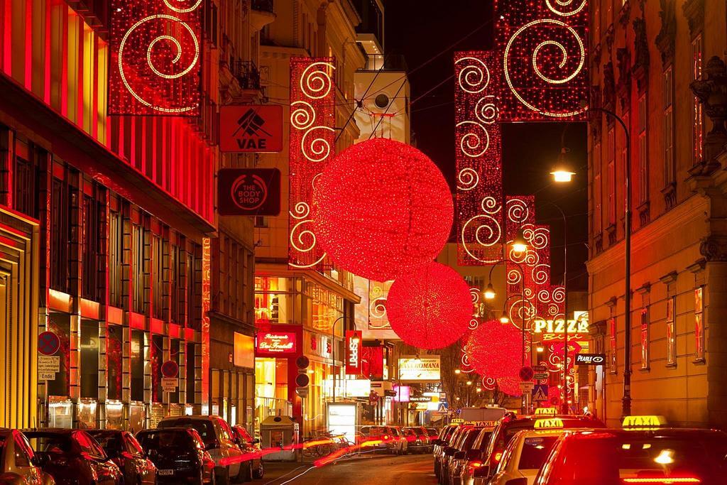 Do&Co Hotel Wien Exteriör bild Christmas lights in Paris