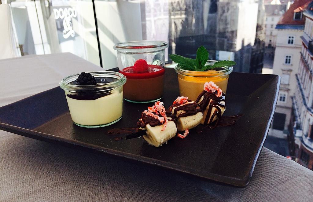 Do&Co Hotel Wien Exteriör bild A selection of desserts